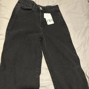Svarta Zara Jeans  - Helt nya. Längden sitter perfekt på mig som är 156 cm. Ej använda pga att de sitter för hårt mig vid midjan. 