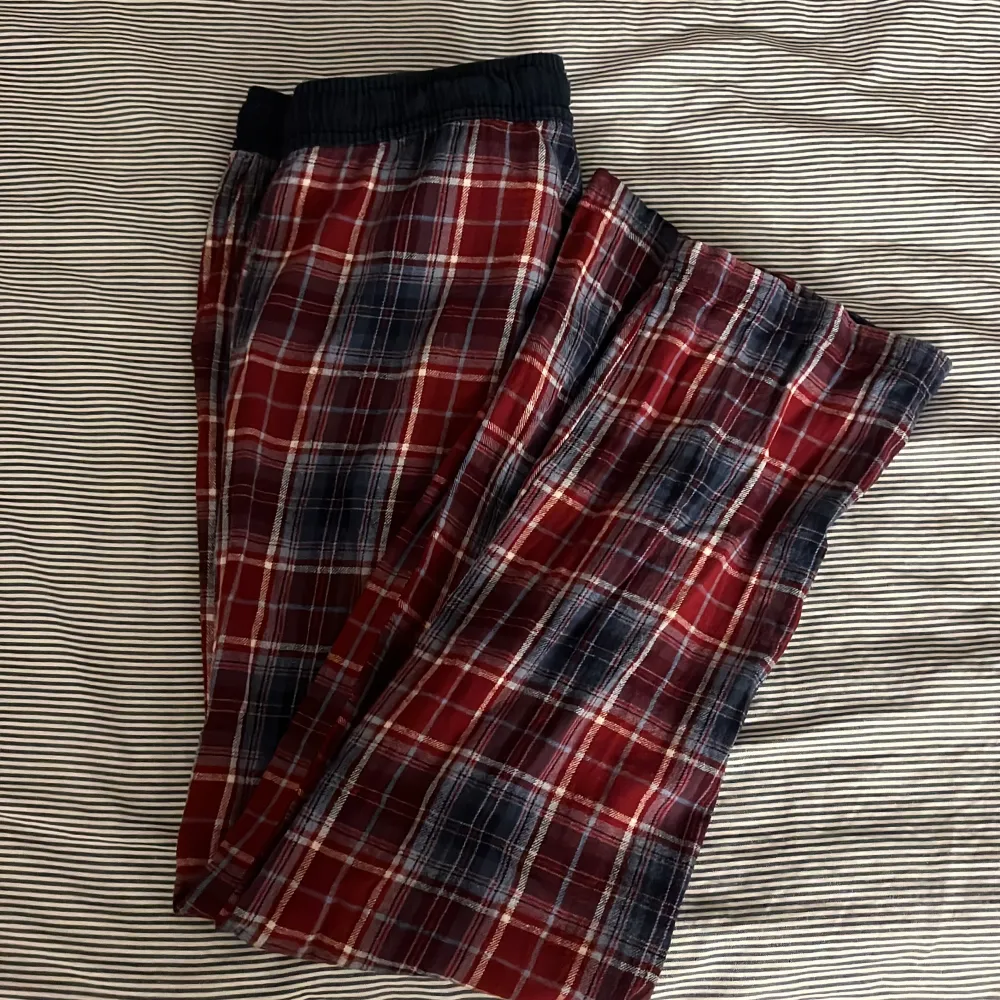 Superfina trendiga pyjamasbyxor från Kappahl. Använda en del så kan vara lite noppriga. Säljes då de blivit för korta i benen. . Jeans & Byxor.