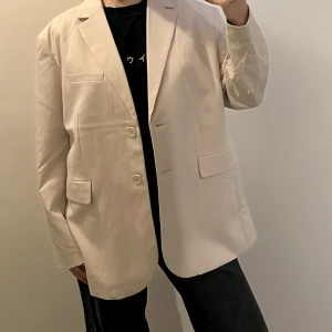 Beige kavaj - Kom gärna med frågor om ni undrar något och kika gärna min profil, fixar paketpris❤️