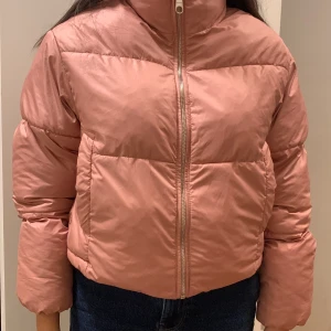 Rosa Bershka jacka - Storlek XS men passar bra på både S och M 👌🏼 Säljer den eftersom att den inte är min stil längre 💕 Perfekt till höst eller vår!