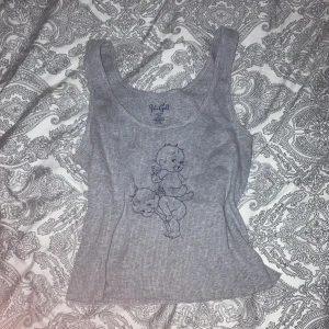 Brandy linne💓 - Brandy Melvilles ”baby collection” som inte finns på deras hemsida längre, inga defekter eller någonting, Ribbat material. Köpt för ungefär 160kr!!💓💓💓