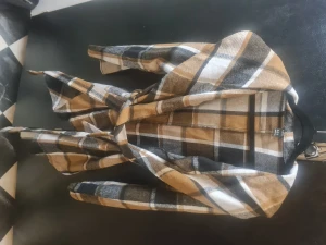 Kappa - Jättefin jacka i varmt tygmatrial från shein storlek L men då storlekarna från shein är aning små så skulle jag säga att det mer är so en medium. Använd 1 gång. 