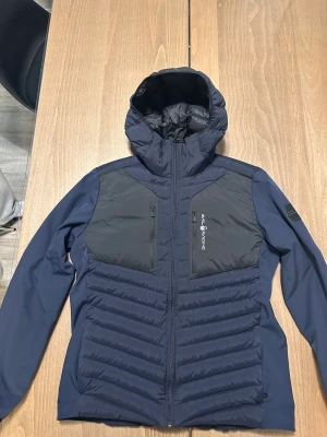 Sail Racing hybrid patrol - Köptes förra månaden och har använts endast en gång. Jackan är i nyskick. Fick den i present. Nypris är 3500 kr och vid snabb affär så kan priset diskuteras. Kvitto tillkommer vid efterfrågan! Storlek: XL. Jackan passar även någon som har storlek L.