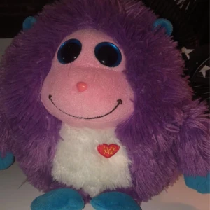 Gosigt Gosedjur💗 - I bra skick, knappen på gosedjuret funkar tyvärr inte längre. Men fint & gulligt gosedjur. 💗