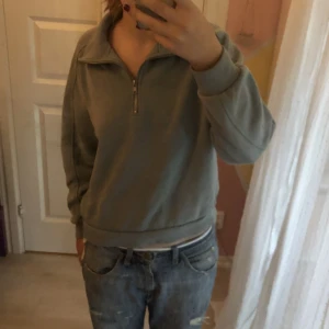 Tröja med dragkedja - En sthlm stils tröja