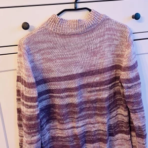 Stickad tröja  - En mjuk ljuslila stickad tröja i medium  Jättefin till vintern och i bra skick 