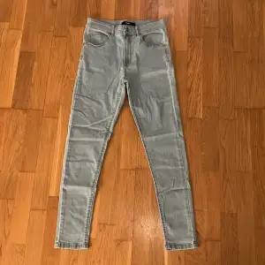 Säljer nu dessa högmidjade jeans från Bikbok då dem är för korta i benen på mig!💕 Köpta av en kompis som använt dem ett fåtal gånger och dem har legat i min gaderob sedan jag köpte dem!💕 Vill ni ha fler bilder eller mått så går de självklart att lösa!💕