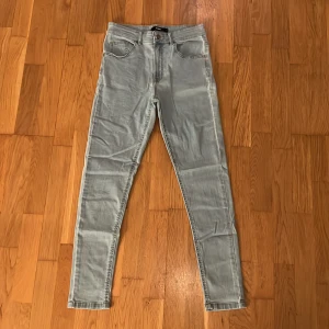 Högmidjade jeans från Bikbok  - Säljer nu dessa högmidjade jeans från Bikbok då dem är för korta i benen på mig!💕 Köpta av en kompis som använt dem ett fåtal gånger och dem har legat i min gaderob sedan jag köpte dem!💕 Vill ni ha fler bilder eller mått så går de självklart att lösa!💕