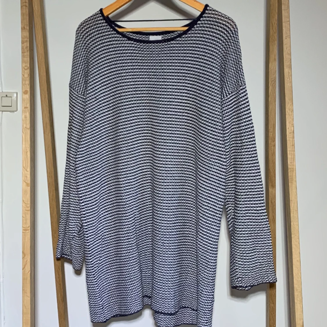 Snygg oversized stickad tröja från monki! 