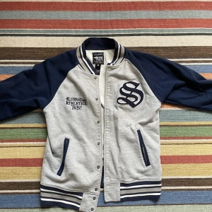 Stussy Baseballjacket - En stussy international tribe baseboll/sportsjacket från tidigt 2000-tal! I perfekt skick! Ett sälsynt plagg! Lätt ett bra köp!