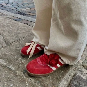 Röda gazelle - helt nya - för små 💔. De är mörkröda/vinröda. Köpt för 110€ motsvarande ca 1300kr.  Obs: bor i Tyskland till 20 nov, så vill man köpa får man räkna med dyr frakt eller vänta till jag är hemma!!