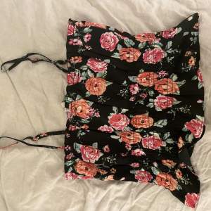 Väldigt fin oanvänd blommig Crop top