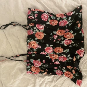 Crop Top - Väldigt fin oanvänd blommig Crop top