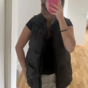 Zara väst - Säljer denna väst från Zara i storlek S. Köparen står för frakten. 
