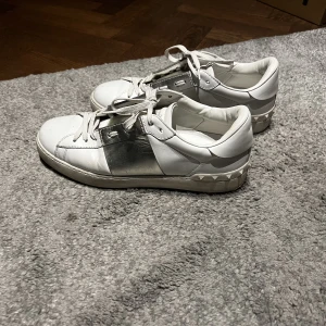 Valentino Open - Säljer dessa Valentino Open i färgen silver, storlek 40. Utmärkt skick och syns knappt att de är använda! Hör av dig vid fler frågor!