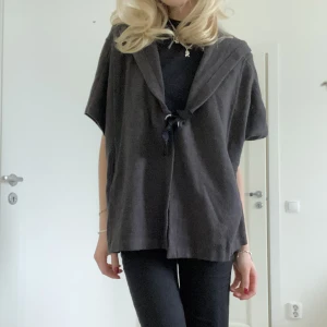 Stickad poncho  - Superfin stickad poncho/ kofta med korta ärmar och luva🥰 från zaras barnavdelning i storlek 152 men skulle säga att den sitter som en xs