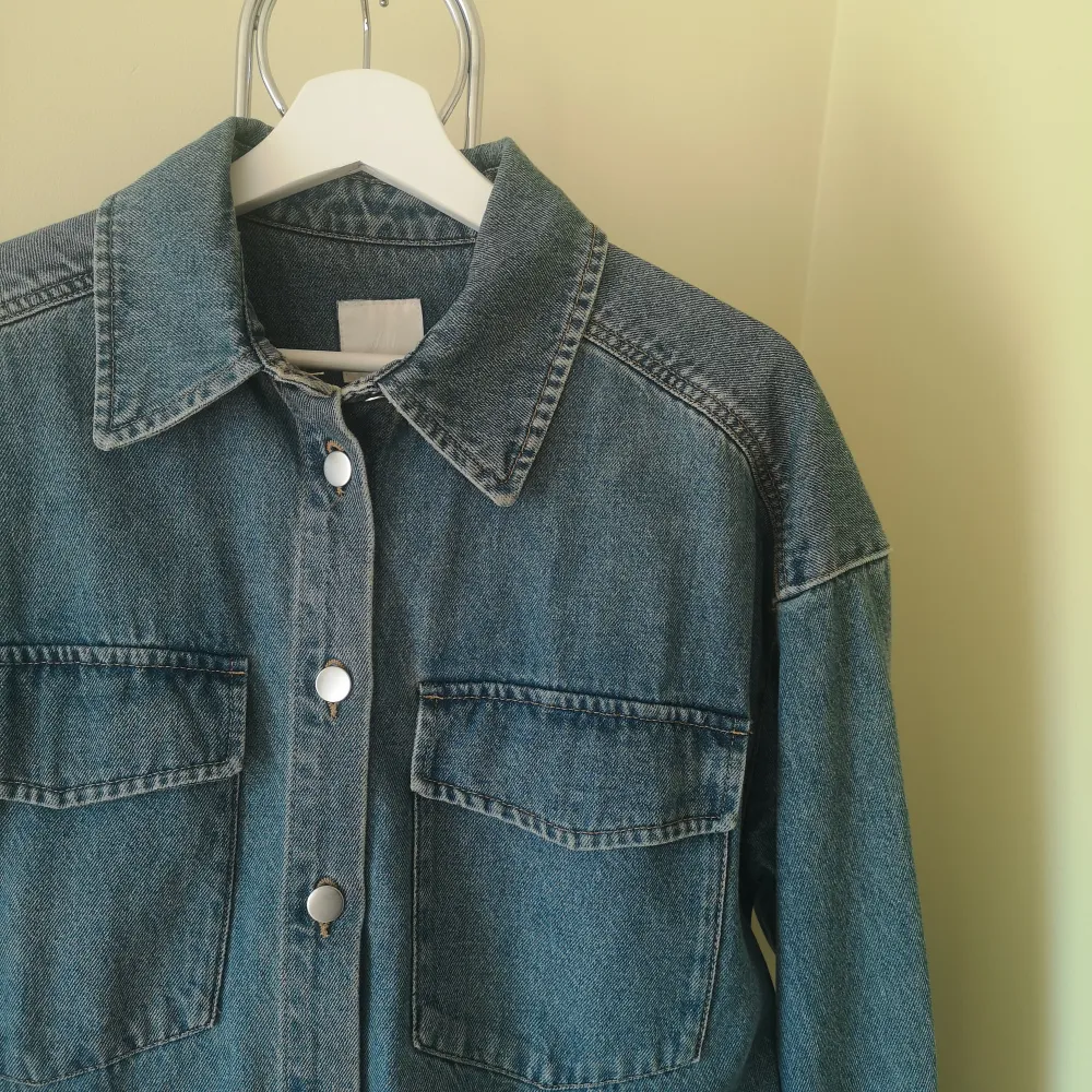 Denimjacka från H&M i storlek S, men som sagt oversized. Inget att anmärka på skick, då den bara är använd ett fåtal ggr. . Takit.