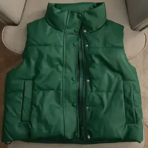 Säljer nu min gröna läder väst i storlek M. Passar perfekt till höst och vår. Är använd ett par gånger. Har mest legat i garderoben på sistone och blivit bortglömd. Hel och fin. 💗
