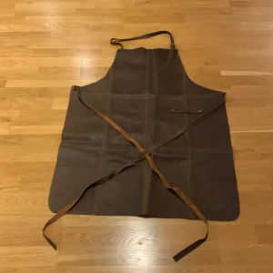 FÖRKLÄDE - Ett jättefint förkläde!! Helt o använd❤️🌸ÄKTA SKIN❤️🌸👍NY PRIS 1299❤️ 