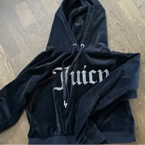 Kort hoodie från Juicy Cuture, storlek M. Velour material. Köpt för 999kr. Väldigt bra skick.