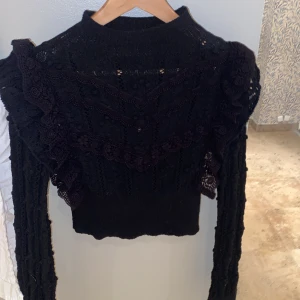 Zara tröja  - Säljer min fina tröja från zara💗Knappt använd så i väldigt bra skick💗Skriv privat för frågor eller fler bilder