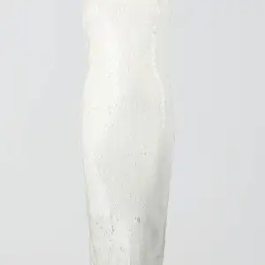 Superfin vit glittrig klänning perfekt till fest/nyår! Använd en gång. Nypris 500kr Storlek S men passar även xs.  Hör av er vid fler bilder/frågor💕 Fint skick. 