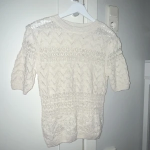 Stickad t-shirt  - Säljer denna jätte fina tröja från zara. Säljer på grund av att den bara blir hängande i min garderob och använder inte. Den är i jätte bra skick och är som ny.