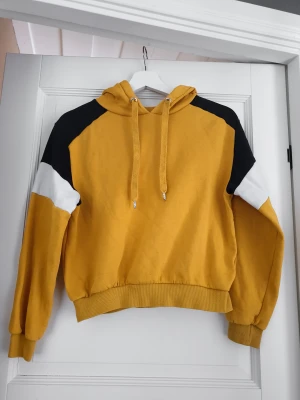 Hoodie H&M - Gul hoodie från H&M💛 Använd men gott skick. Små prickar av bläck på bröstkorgen som jag inte har fått bort, se andra bilden. Plagget tvättas och rollas innan jag fraktar iväg 📦 Går med på billigare paketpris vid köp av flera plagg.