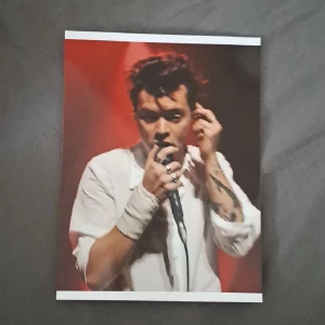 Harry styles kort - Vykort/posterbild i bra kvalite. 💖 Vid funderingar skicka gärna pm. Köparen står för frakten. 
