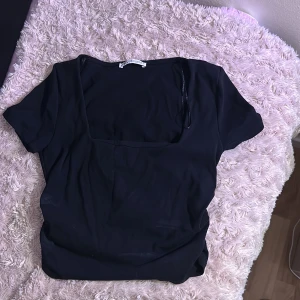 Svart topp från Zara - Svart kort topp från zara. Fläckar från deo som går bort i tvätten. Den är använd fåtal gånger! I storlek M men passar mig som bär S 