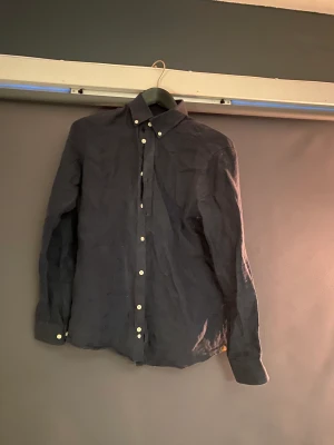 Morris skjorta - Riktigt fin Morris skjorta som är köpt på Nk för ca 1200kr. Jättefint skick utöver att den behöver strykas! Hör av dig vid minsta lilla fråga!😁