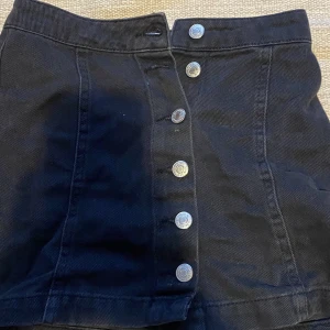 Kjol - En vacker kort svart jeanskjol i storlek 134 men passar också 140 och 146… bara att ställa frågor, kan diskutera pris❤️❤️