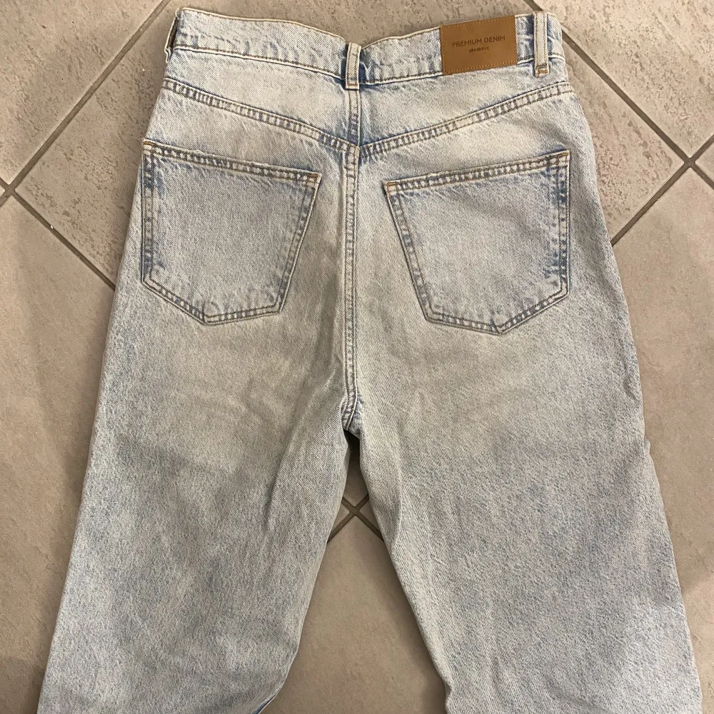 Fina raka jeans från Gina. Långa på mig som är 175. Hör av er vid frågor och funderingar 💕💕🥰🥰. Jeans & Byxor.