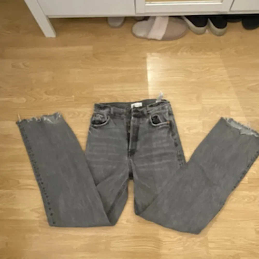 så fina gråa jeans från zara, köpta på plick men kommer tyvärr inte till användning💓 storlek 38❤️. Jeans & Byxor.