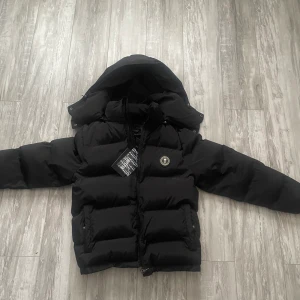 TRAPSTAR IRONGATE - säljer min helt nya trapstar irongate jacka för jag inte gillade hur den satt på mig, fick den i present för nån månad sen. Kom gärna med bud eller byten 