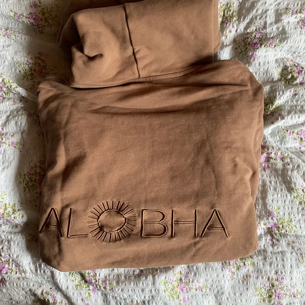 Alobha label limited edition hoodie. Säljes då den inte kommer till användning. Super fint skick, aldrig använd utan bara testad. Pris går att diskutera. Storlek L vilket gör att den sitter lite oversized . Hoodies.