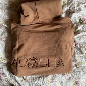 Alobha label limited edition hoodie. Säljes då den inte kommer till användning. Super fint skick, aldrig använd utan bara testad. Pris går att diskutera. Storlek L vilket gör att den sitter lite oversized 