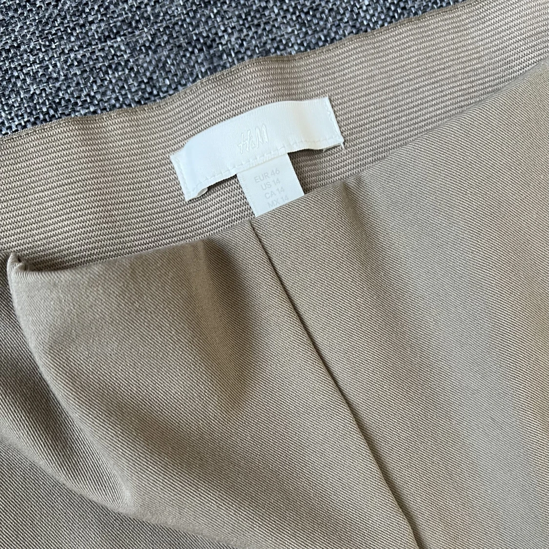 Utsvängda kostymbyxor i olivgrön aktig färg  - 90