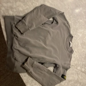 Stone island tröja - Snygg stone island tröja med två fickor. Välanvänd men i bra skick