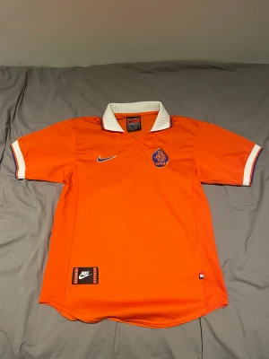 Holland 1997 Soccer Jersey - Sjuuukt fet och ovanlig fotbolls tröja från 97. Självklart äkta, riktigt bra kvalite (vintage Nike). Köpt på Sneakershyllan, har en polare som har betalat 1500 för en likadan, så skulle säga att jag satt ett rättvist pris?