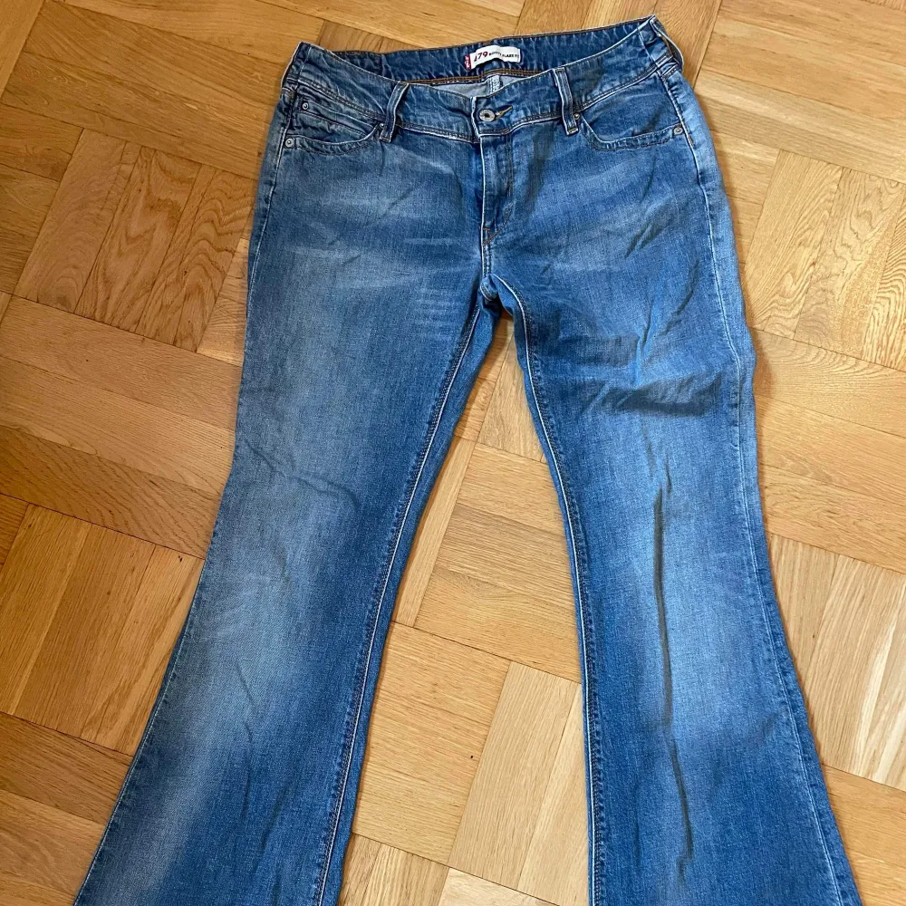 Levis 479 Booty flare fit. Boot cut, low waist. Mått insida ben 78cm, utsida 105, midja ca 80 omkrets (40 tvärsöver). Jeans & Byxor.