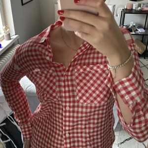 Blus/skjorta från &otherstories - En super söt rutig blus från &otherstories i linneblandning. Inga defekter eller täcken på användning! 