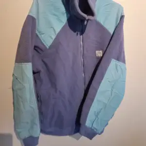 Snygg pastell fleece i typiskt 80-90 tals stuk. Välanvänd men i gott skick. 