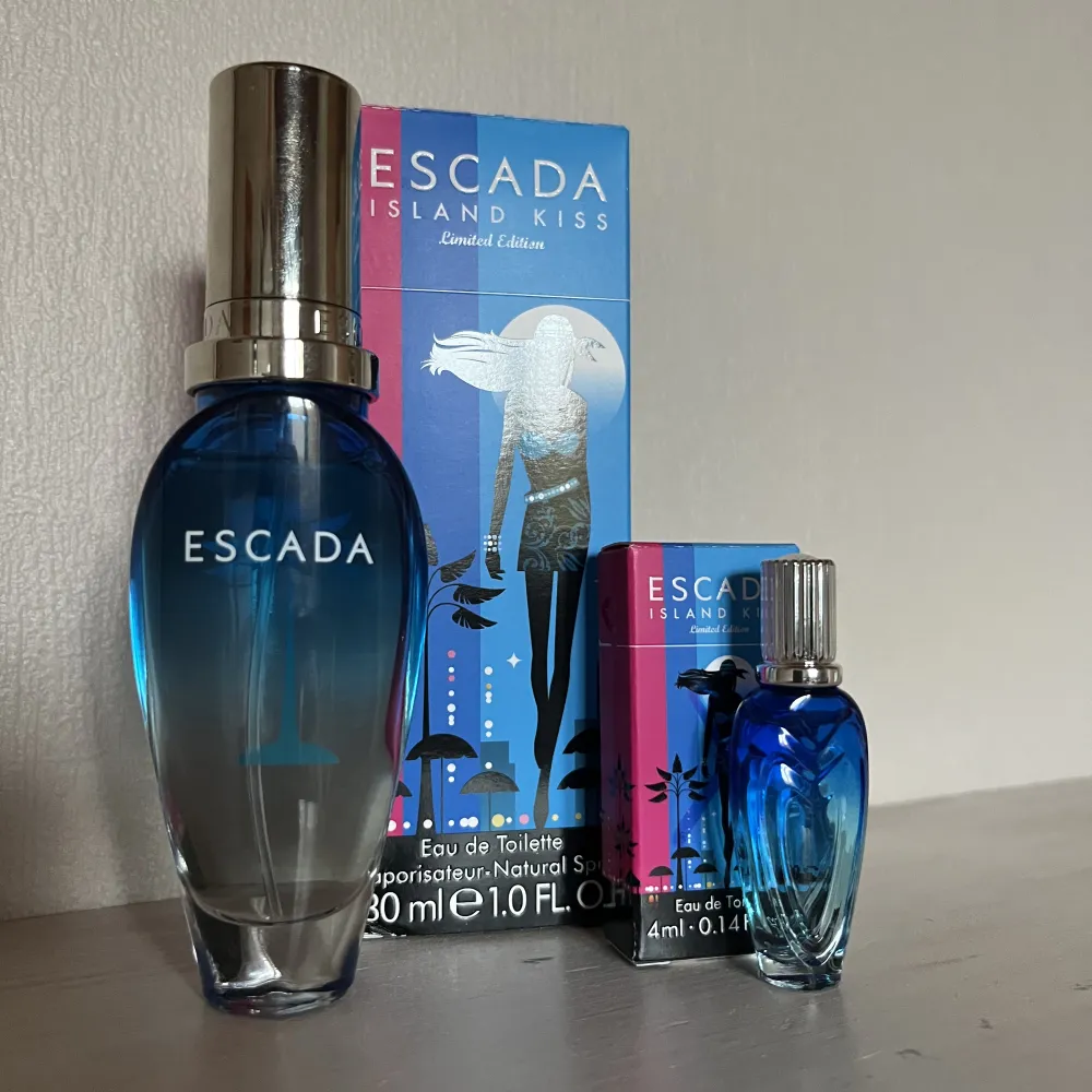Escada, Island kiss, luktar väldigt gott, har 2 till så därför jag säljer, man får med en mini på 4ml av samma parfym, dessa är limited edition o finns inte att köpa längre.. Övrigt.