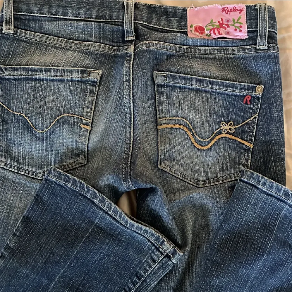 Hej! Säljer mina jätte snygga replay jeans då dom är för små❤️!  Dom är hela fast förutom på knäna fast det skulle jag säga är en snygg detalj!!!. Jeans & Byxor.