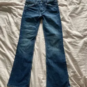 Säljer dessa mörkblåa bootcut jeans från hm. Säljer då de aldrig kommit till användning. Storleken är 26/30 men de passar om man är typ 1,55 och 1,65. Pris kan diskuteras. Hör av dig för fler bilder eller frågor.💕