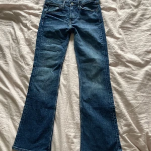 Hm bootcut jeans - Säljer dessa mörkblåa bootcut jeans från hm. Säljer då de aldrig kommit till användning. Storleken är 26/30 men de passar om man är typ 1,55 och 1,65. Pris kan diskuteras. Hör av dig för fler bilder eller frågor.💕