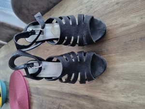 Höga klackar - Fint beg.skick. använda få gånger Pris går och diskutera vid snabb affär.