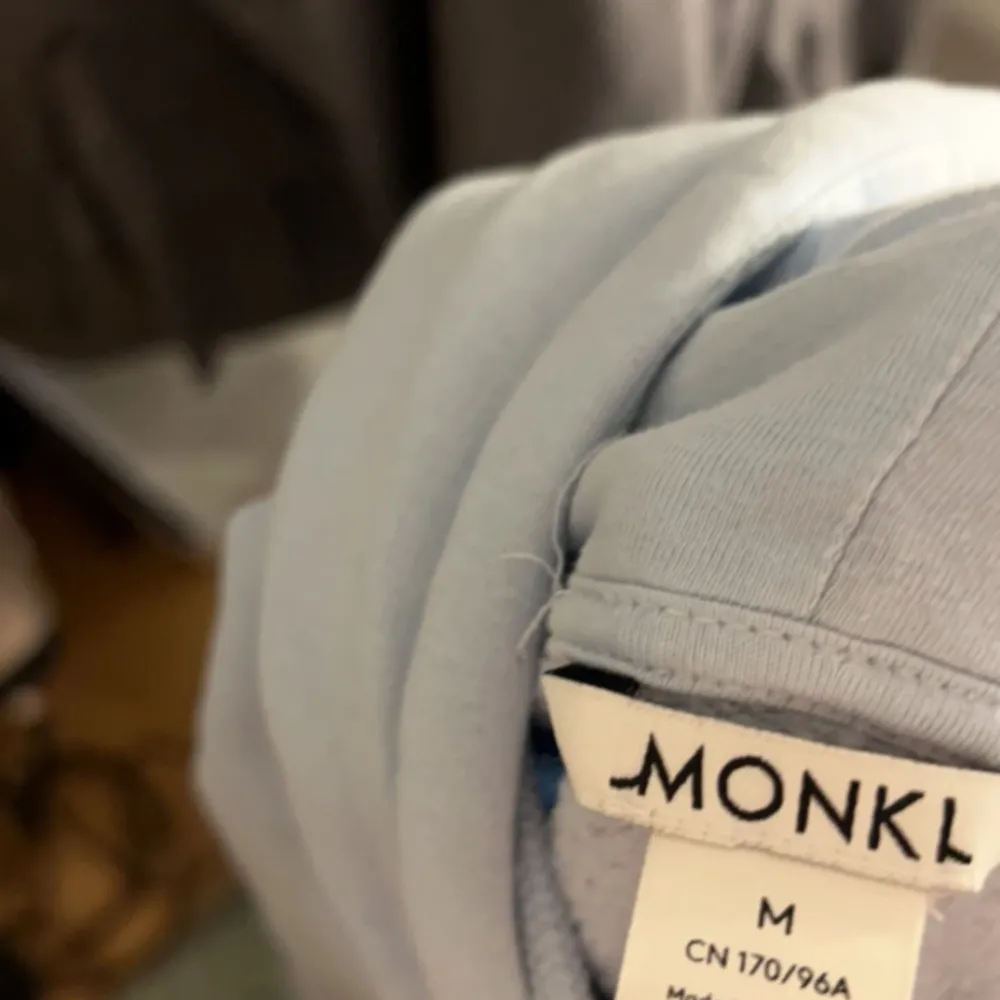 Säljer denna superfina sköna hoodie ifrån monki i ett lite tunnare material än vanliga hoodies. Säljs då den inte kommer till användning. Jag står ej för kostanden på frakten.. Hoodies.