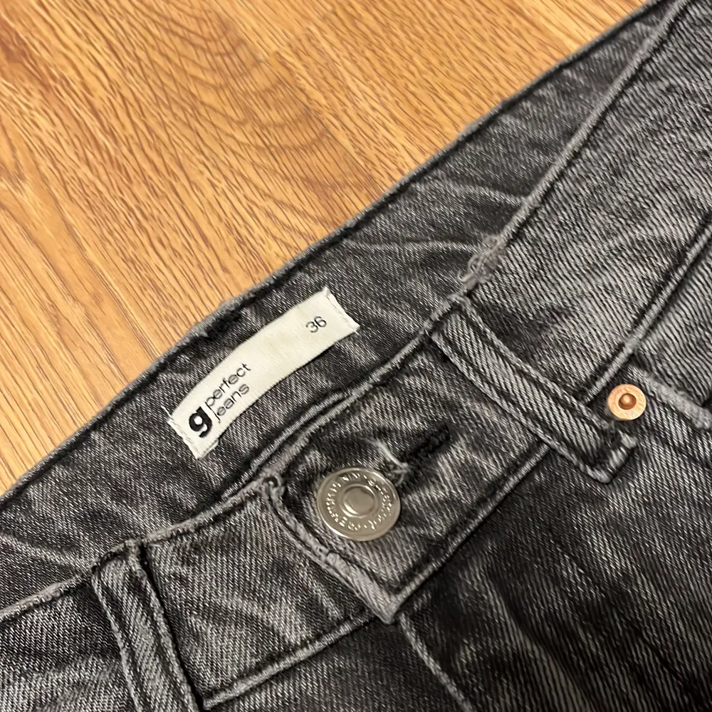 90s high waist jeans från Gina Tricot i färgen mörkgrå, bra skick. Storlek 36 och säljs då de är för korta på mig, 178 cm 🩵 Nypris 599 kr, helt slutsålda på hemsidan! Klicka på ”köp nu” om du vill köpa 🤍 Swipa för fler bilder!. Jeans & Byxor.